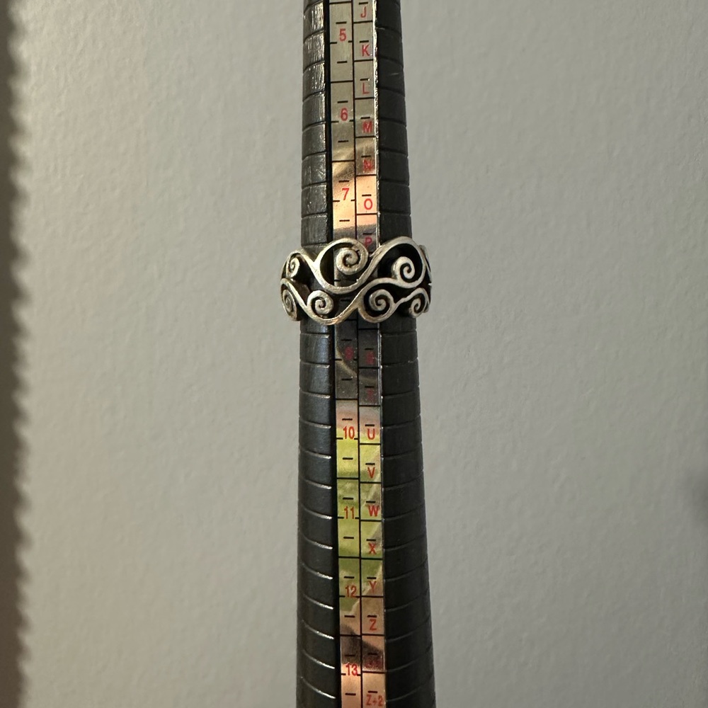 Sterling Silver Swirl Band Ring - Silver size 8.